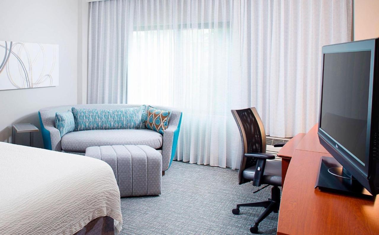 Courtyard By Marriott Roanoke Airport Hotel Екстериор снимка