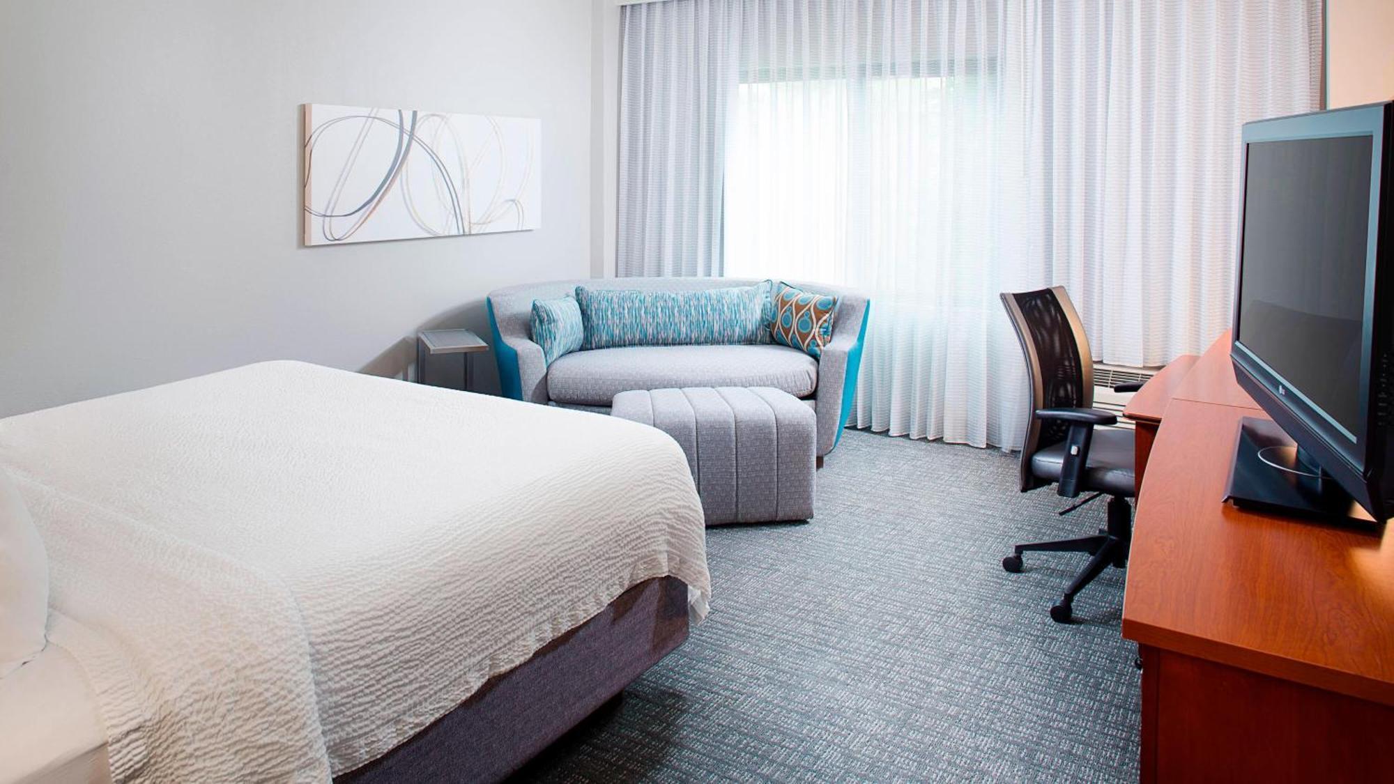 Courtyard By Marriott Roanoke Airport Hotel Екстериор снимка
