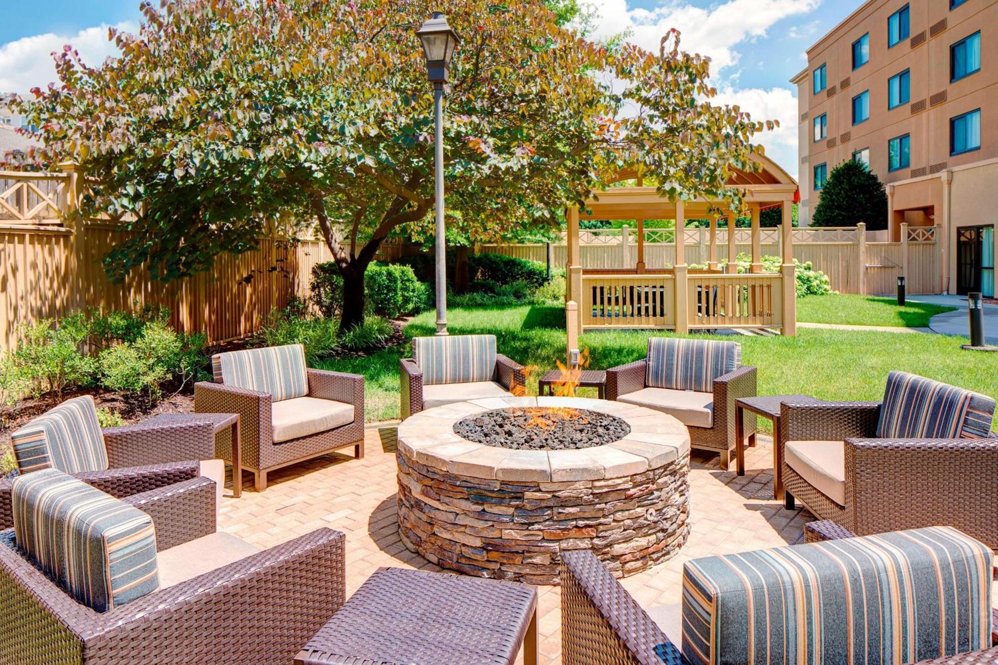 Courtyard By Marriott Roanoke Airport Hotel Екстериор снимка