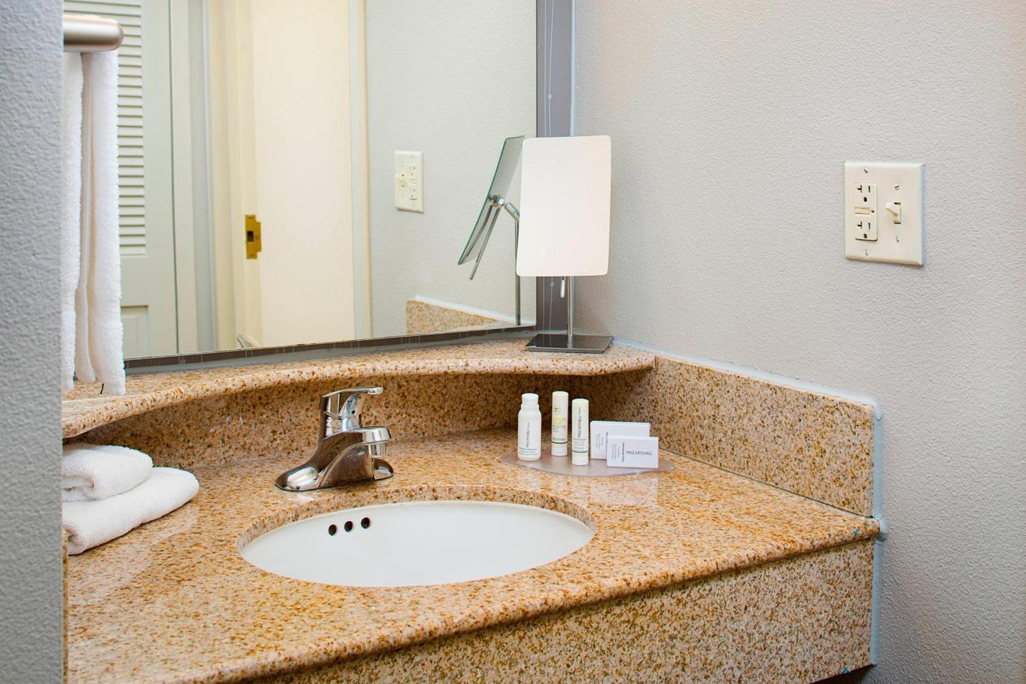 Courtyard By Marriott Roanoke Airport Hotel Екстериор снимка