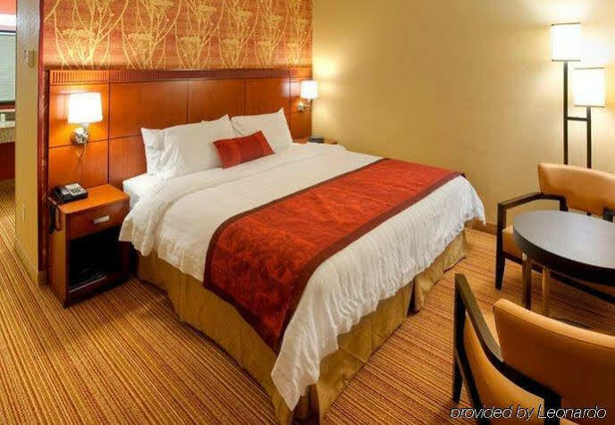 Courtyard By Marriott Roanoke Airport Hotel Екстериор снимка