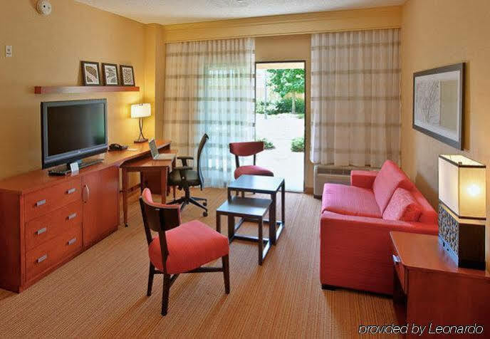 Courtyard By Marriott Roanoke Airport Hotel Екстериор снимка