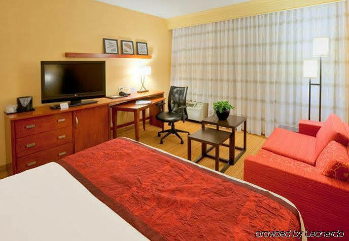Courtyard By Marriott Roanoke Airport Hotel Екстериор снимка
